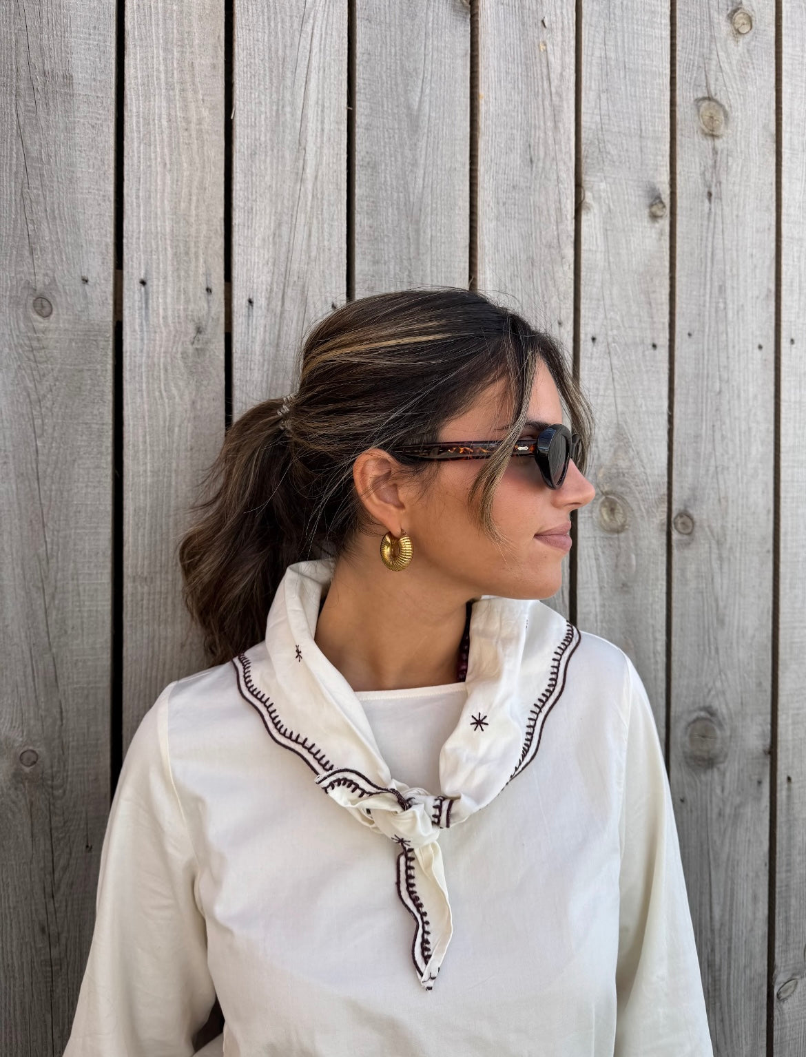 Blusa com lenço removível