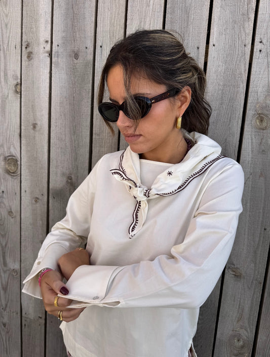 Blusa com lenço removível